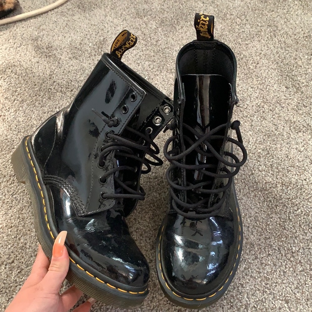 Shiney leather black Dr Martens size 7 WOMENS